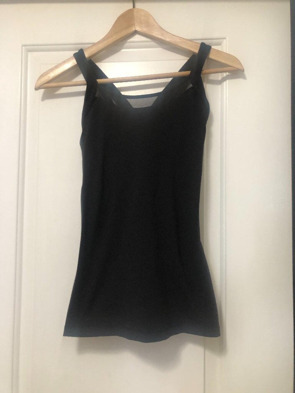 Lululemon Women's Active Tank Top Mesh Trim Strappy Back Shelf Bra Size 4 Black